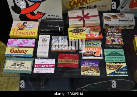 Una varietà di vecchi bar e marchi di cioccolato - Museum of Brands - Londra Regno Unito Foto Stock
