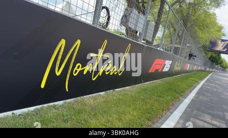 Montreal, Canada - 12 giugno 2025: Una vista della segnaletica "Montréal" e del marchio di Formula 1 lungo la pista del circuito Gilles-Villeneuve. Foto Stock