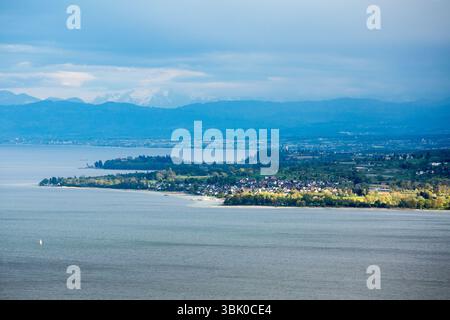Sipplingen, Baden-Wurttemberg, Germania. 21 aprile 2025. Vista generale del Bodensee (lago di Costanza) vista dall'Haldenhof Aussichtspunkt a Uberlingen. Il lago di Costanza, nella Germania meridionale, è uno dei laghi più grandi dell'Europa centrale. La regione del lago di Costanza offre una miscela unica di bellezza naturale, fascino storico ed esperienze culturali. (Immagine di credito: © Karol Serewis/SOPA Images via ZUMA Press Wire) SOLO PER USO EDITORIALE! Non per USO commerciale! Foto Stock