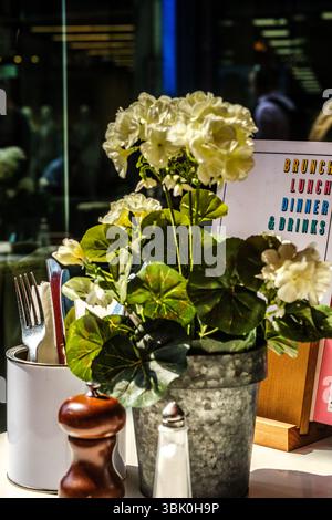 Victoria London Regno Unito, 17 giugno 2025, Table Setting on A Restaurant Terrace Eating area Foto Stock