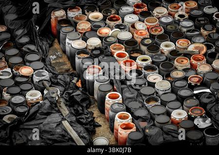 Foto di una discarica di rifiuti chimici con un sacco di barili Foto Stock