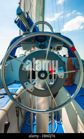 Volante su uno yacht di lusso Foto Stock