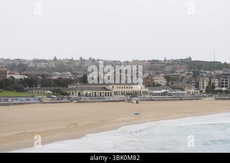 Tranquilla spiaggia di Bondi con cieli ricoperti e onde dolci per una giornata tranquilla Foto Stock