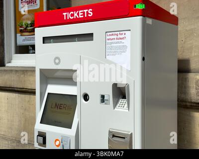 NEWCASTLE, Regno Unito - 13 GIUGNO 2025 - moderno distributore automatico di biglietti presso la stazione centrale di Newcastle, che offre facile accesso ai viaggi in treno per i passeggeri Foto Stock