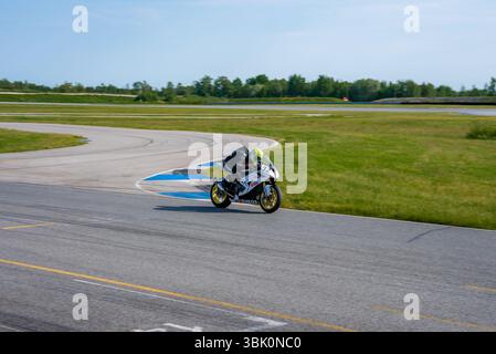 Sport Bike Racer che si inclina su una curva sulla pista Porsche Foto Stock