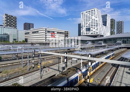 Stazione ferroviaria di Utrecht Centraal, binari e atrio, treni della Nederlandse Spoorwegen N.V. compagnia ferroviaria statale, edificio per uffici nel centro della città Foto Stock