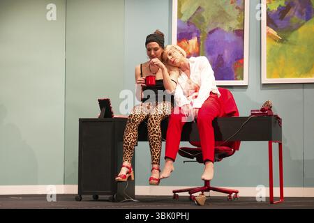 Julia Grimpe - Claudia, Miriam Kohler - Steffi, Murder colleagues, prove fotografiche su 16.06.2025 al Berliner Kriminal Theater di Berlino, prima: 0 Foto Stock