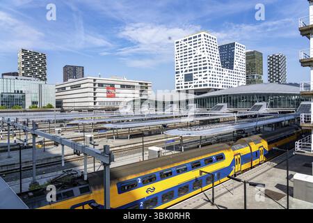 Stazione ferroviaria di Utrecht Centraal, binari e atrio, treni della Nederlandse Spoorwegen N.V. compagnia ferroviaria statale, edificio per uffici nel centro della città Foto Stock