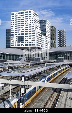 Stazione ferroviaria di Utrecht Centraal, binari e atrio, treni della Nederlandse Spoorwegen N.V. compagnia ferroviaria statale, edificio per uffici nel centro della città Foto Stock