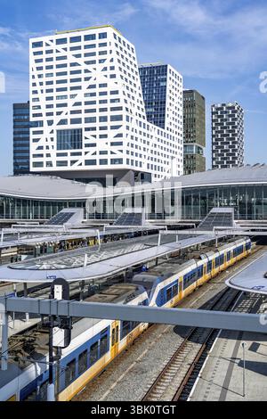 Stazione ferroviaria di Utrecht Centraal, binari e atrio, treni della Nederlandse Spoorwegen N.V. compagnia ferroviaria statale, edificio per uffici nel centro della città Foto Stock