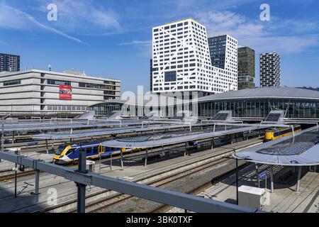 Stazione ferroviaria di Utrecht Centraal, binari e atrio, treni della Nederlandse Spoorwegen N.V. compagnia ferroviaria statale, edificio per uffici nel centro della città Foto Stock