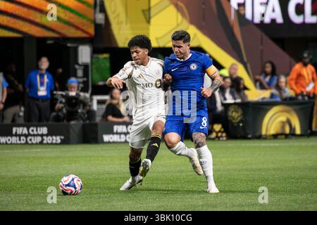 Atlanta, Stati Uniti. 16 giugno 2025. L'attaccante del LAFC David Martinez (30) e il centrocampista del Chelsea FC Enzo Fernandez (8) combattono per il pallone durante la seconda metà della partita della Coppa del mondo per club FIFA al Mercedes-Benz Stadium di Atlanta, Georgia, il 16 giugno 2025. (Foto di Kindell Buchanan/Sipa USA) credito: SIPA USA/Alamy Live News Foto Stock