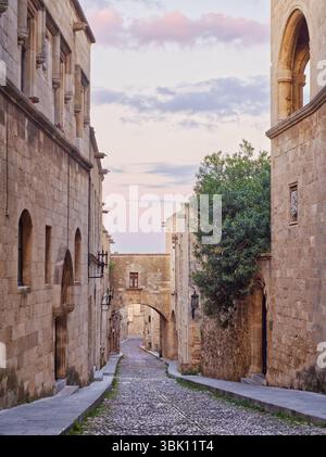 Vista della strada dei Cavalieri dell'isola di Rodi sotto un cielo serale color pastello con morbide nuvole. Isola di Rodi, Grecia Foto Stock