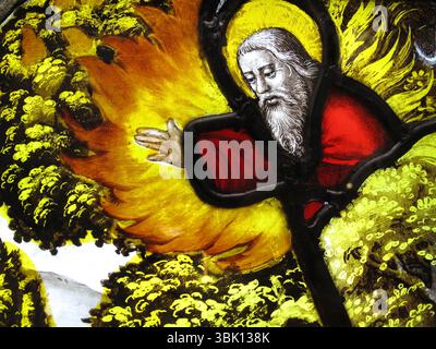 Dio Creatore dà la sua benedizione in un'immagine su un pannello di vetrate colorate medievale del XVI secolo dall'Abbazia di Mariawald in Germania, religiou Foto Stock
