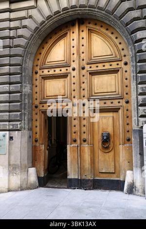 Porta d'ingresso in legno splendidamente decorata in Rue de l'Hotel-de-Ville, centro storico di Ginevra, Ginevra, Svizzera, Europa. Foto Stock