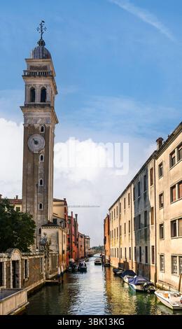 Canale Rio dei Greci con il campanile pendente della chiesa di San Giorgio dei Greci, nel sestiere di Castello, Venezia, Veneto, Italia Foto Stock