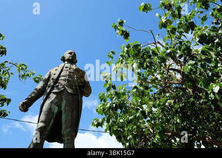 Replica della statua del Capitano Cook al Cook Landing Site all'Hofgaard Park a Waimea, Kauai, Hawaii, dove il Capitano James Cook sbarcò il 20 gennaio 1778. Foto Stock