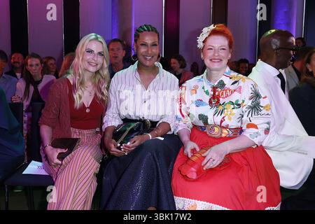 Tanja Buelter, Marie Amiere ed Enie van de Meiklokjes bei der Ernstings Family celebrano lo spettacolo di moda Diversity am 17.06.2025 ad Amburgo Foto Stock