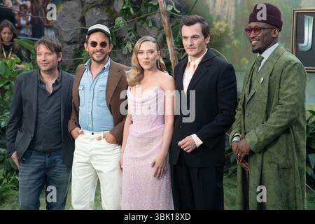 Londra, Regno Unito. 17 giugno 2025. Nella foto: (L-R) - il regista Gareth Edwards, Jonathan Bailey, Scarlett Johansson, Rupert Friend, Mahershala Ali partecipa alla prima mondiale per "Jurassic World Rebirth" a Odeon Luxe, Leicester Square. Credito: Justin ng/Alamy Live News Foto Stock