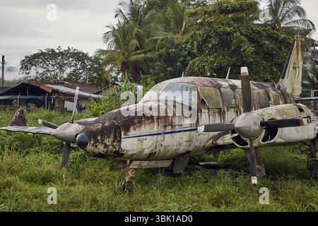 Piccolo vecchio aereo abbandonato nella giungla Foto Stock