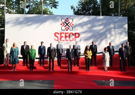 Processo di cooperazione dell’Europa sudorientale i ministri degli Esteri della SEECP si riuniscono nella capitale albanese Tirana il 16 giugno 2025. Il ministro degli Esteri turco Hakan Fidan 6th R, il presidente albanese Bajram Begaj C, il presidente bulgaro rumen Radev 5th R, il presidente del Kosovo Vjosa Osmani 6th R, il ministro degli Esteri greco Giorgos Gerapetritis 5th R, il ministro degli Esteri rumeno Emil Hurezeanu 3rd L il ministro degli Esteri croato Gordan Grlic Radman 3rd R, il ministro degli Esteri della Macedonia del Nord Timco Mucunski 2nd R e altri rappresentanti hanno posato per una foto della cooperazione europea di famiglia dopo aver partecipato al processo SEP-Est Foto Stock