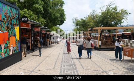 Lisbona, Portogallo - persone che visitano e acquistano libri a Lisbona Fiera del Libro (Feira do Livro), che si tiene ogni anno nel Parco Eduardo VII Foto Stock