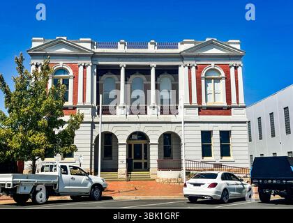 Facciata della Free Library, costruita nel 1909 in stile architettonico classico all'inizio del XX secolo a Wongaratta, Victoria, Australia Foto Stock