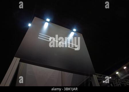 BELGRADO, SERBIA - 22 MARZO 2025: Logo BYD sulla concessionaria byd di belgrado. BYD è una casa automobilistica cinese specializzata in auto elettriche e SUV. Foto Stock