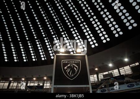 BELGRADO, SERBIA - 22 APRILE 2025: Logo Peugeot sul loro concessionario principale per Belgrado. Peugeot è un'azienda francese produttrice di automobili e automobili, diffusa Foto Stock