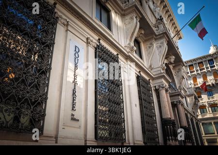 TRIESTE, ITALIA - 17 DICEMBRE 2024: Logo Double Tree all'ingresso del nuovo hotel di Trieste. Double Tree Hilton è un hotel di lusso Foto Stock