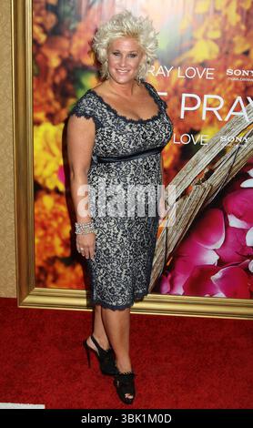 New York, Stati Uniti. 17 giugno 2025. Anne Burrell, 55 anni, è morta il 16 giugno 2025 nella sua casa a Brooklyn, New York. È stata trovata "incosciente e insensibile". --------------------------------------------------- 10 agosto 2010 New York City Anne Burrell "Eat Pray Love" prima mondiale tenutasi al Ziegfeld Theatre © Steven Bergman/AFF-USA.COM credito: AFF/Alamy Live News Foto Stock