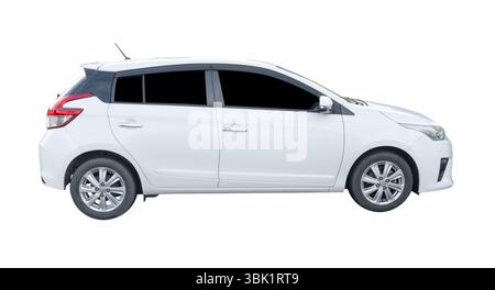La vista sul lato destro della mini o piccola berlina sportiva bianca è isolata su sfondo bianco con percorso di ritaglio. Foto Stock