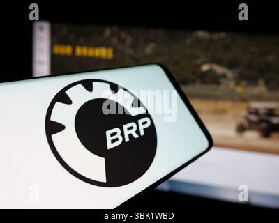 Stoccarda, Germania - 04-26-2025: Smartphone con logo dell'azienda automobilistica canadese BRP Inc. Sullo schermo davanti al sito Web. Foto Stock