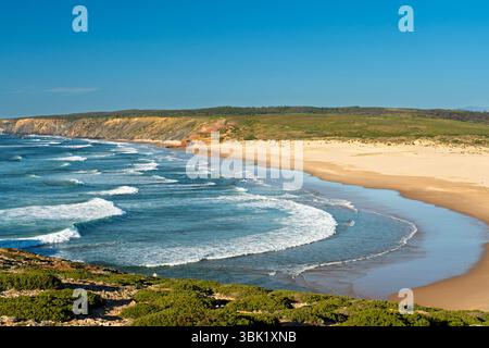 Onde e surf su Bordiera Beach, West Coast, Algarve, Portogallo, Europa. Foto Stock