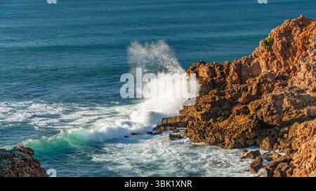 Onde e formazioni rocciose vicino a Bordiera Beach, West Coast, Algarve, Portogallo, Europa. Foto Stock