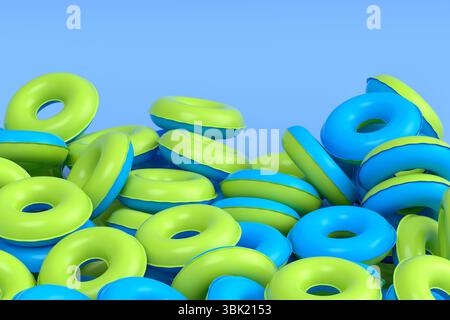 Mucchio di anello gonfiabile per la piscina isolato su sfondo blu Foto Stock