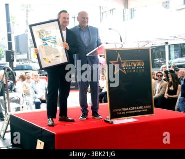 Hollywood, Stati Uniti. 9 giugno 2025. L'attore Christian Slater accetta la proclamazione di Steve Nissen, presidente e CEO della camera di commercio di Hollywood durante la cerimonia delle stelle sull'Hollywood W Alk of Fame Credit: SOPA Images Limited/Alamy Live News Foto Stock