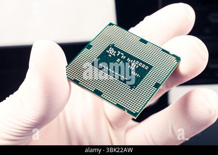 Mano umana tenendo moderno processore closeup photo Foto Stock