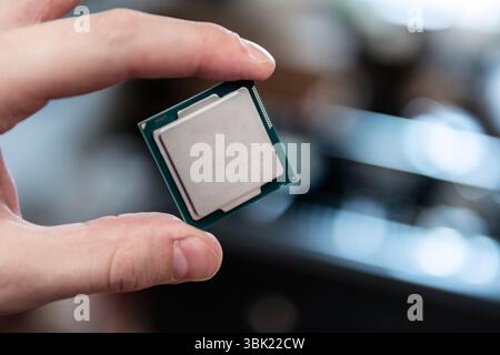 Mano umana tenendo moderno processore closeup photo Foto Stock