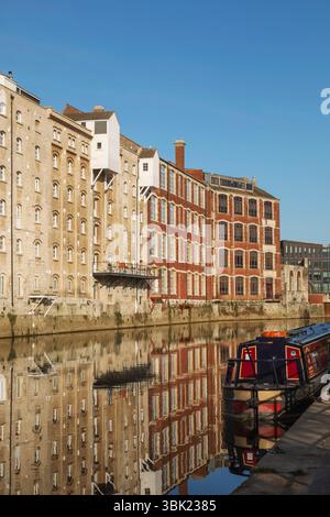 Inghilterra, Somerset, Bath e Riverside hanno convertito edifici residenziali e per uffici sul fiume Avon Foto Stock