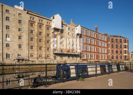 Inghilterra, Somerset, Bath e Riverside hanno convertito edifici residenziali e per uffici sul fiume Avon Foto Stock