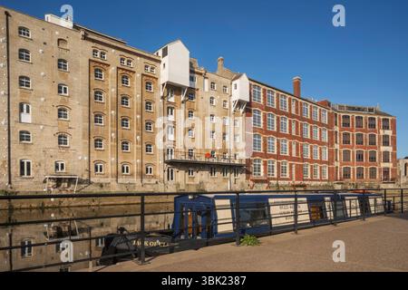 Inghilterra, Somerset, Bath e Riverside hanno convertito edifici residenziali e per uffici sul fiume Avon Foto Stock