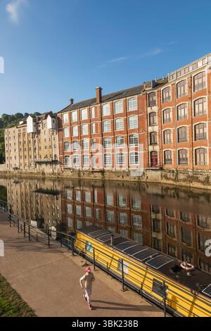 Inghilterra, Somerset, Bath e Riverside hanno convertito edifici residenziali e per uffici sul fiume Avon Foto Stock