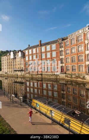 Inghilterra, Somerset, Bath e Riverside hanno convertito edifici residenziali e per uffici sul fiume Avon Foto Stock