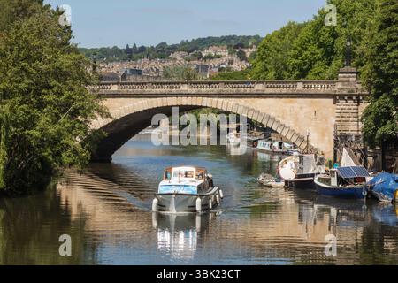 Inghilterra, Somerset, Bath, fiume Avon e North Parade Bridge Foto Stock