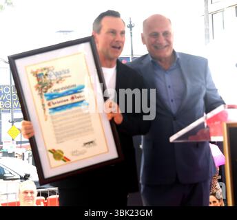 Hollywood, Stati Uniti. 9 giugno 2025. L'attore Christian Slater accetta la proclamazione di Steve Nissen, presidente e CEO della camera di commercio di Hollywood durante la cerimonia delle stelle sulla Hollywood W Alk of Fame (foto di Albert L. Ortega/SOPA Images/Sipa USA) credito: SIPA USA/Alamy Live News Foto Stock