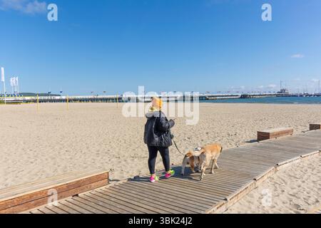 Plaża Sopot Beach and Pier in Sopot (Molo W Sopocie), Plac Zdrojowy, Sopot, Voivodato della Pomerania, Repubblica di Polonia Foto Stock