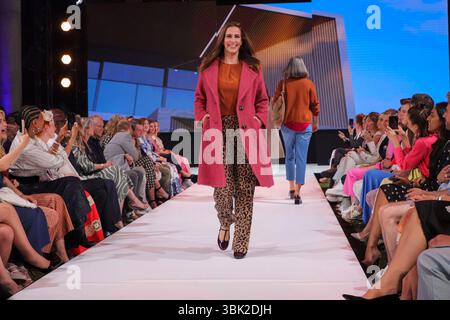 Ulrike Frank auf dem Catwalk zu Gast bei der Ernstings Fashion HW Show 2025 unter dem motto Celebrate Diversity im Hotel Empire Riverside AM 17.giu 2025 ad Amburgo Amburgo Germania *** Ulrike Frank sulla passerella come ospite all'Ernstings Fashion HW Show 2025 con il motto Celebrate Diversity all'Hotel Empire Riverside il 17 giugno 2025 ad Amburgo Germania Foto Stock