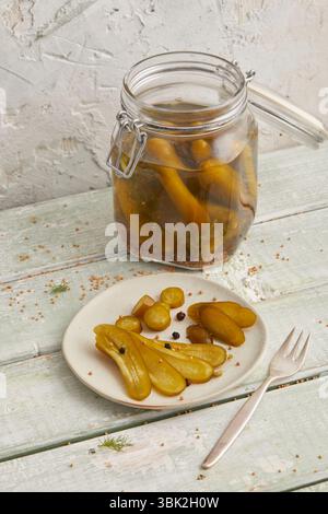 Cetrioli sottaceto in un vasetto di vetro: Una confettura grossolana fatta in casa, perfetta per lo styling e la fermentazione degli alimenti. Foto Stock