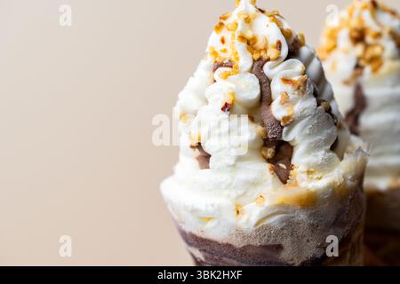 gelato in primo piano su uno sfondo colorato Foto Stock